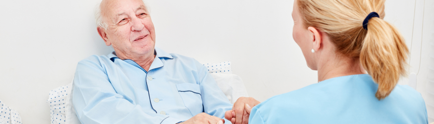 Krankenschwester hält Hände von einem Senior